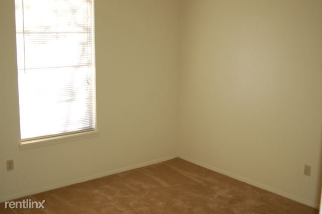 Building Photo - 2 br, 1 bath Duplex - 2712 Sprucewood St A