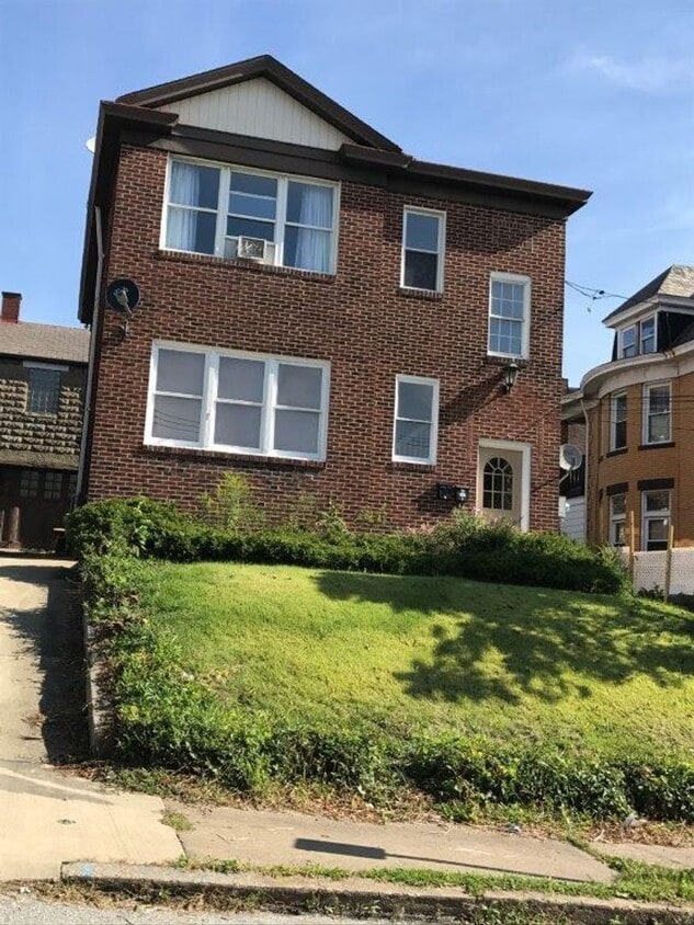 2709 Pyramid Ave Unit 2, Brentwood, PA 15227 Room for Rent in