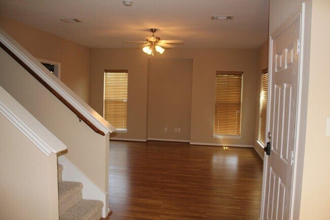 Building Photo - 321 Regency Dr