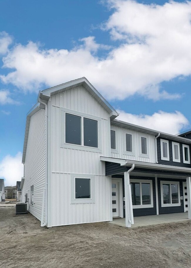 Building Photo - Exquisite 3-Bedroom Home with Modern Elega...