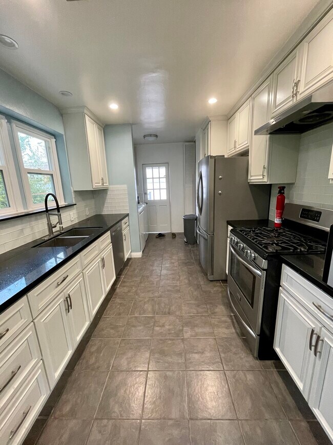 Beautiful kitchen with dishwasher, stove, refrigerator, washer, dryer - 328 N Lincoln St