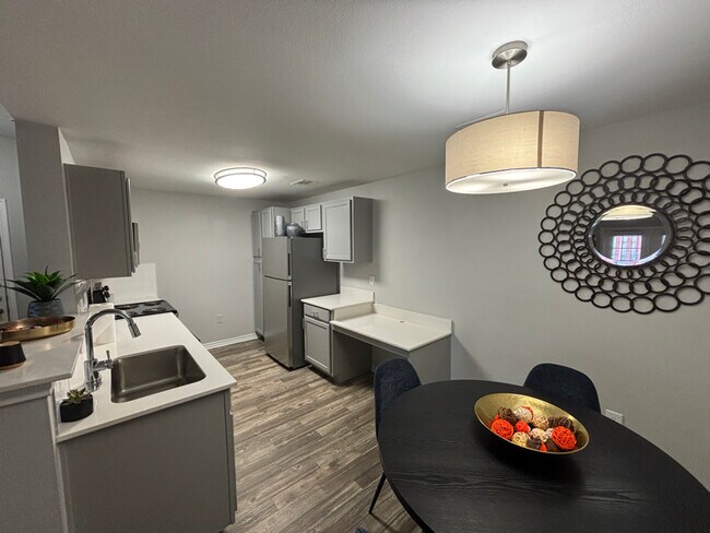 Foto del edificio - 4925 Cromwell Dr