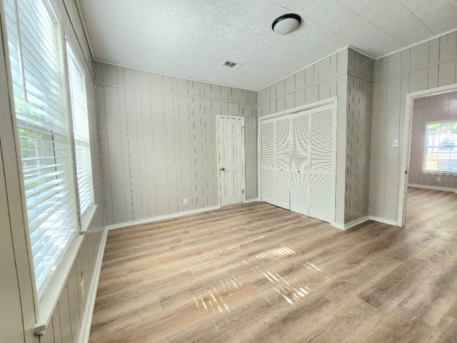 Building Photo - 303 W Cedar St