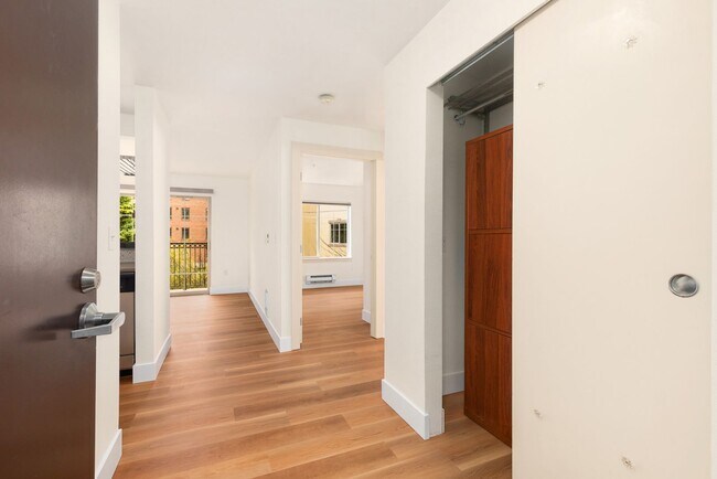 Foto del edificio - Modern Cap Hill 1 Bedroom with Garage Parking & Laundry Room