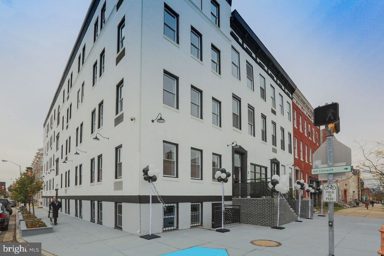 Primary Photo - 231 E North Ave
