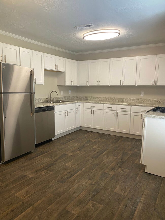 Building Photo - Beautifully Renovated 3 Bedroom!