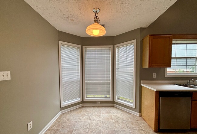 Foto del edificio - 2900 Camelot Woods Dr NW