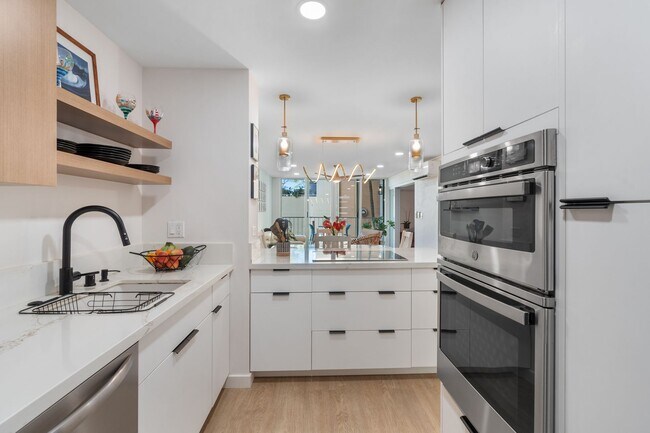 Foto del edificio - Waikiki Beach Gem- Fully Furnished 2BR/2BA...