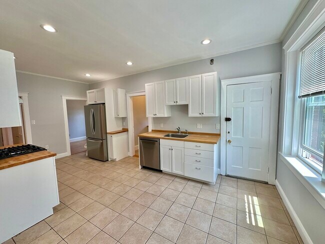 Building Photo - 476 Jamaicaway