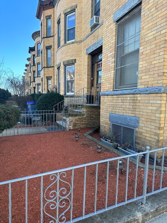 Foto principal - 107 Stoughton St