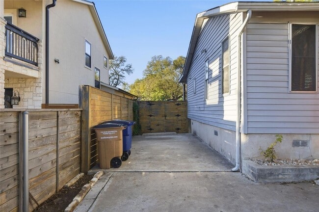 Building Photo - 2308 E 10th St