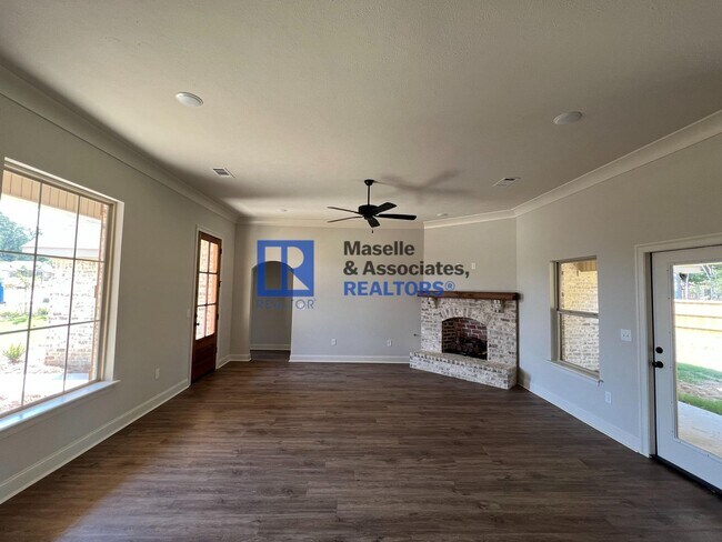 Foto del edificio - 4 Bed/2 Bath Home in Pearl in Silver Ridge