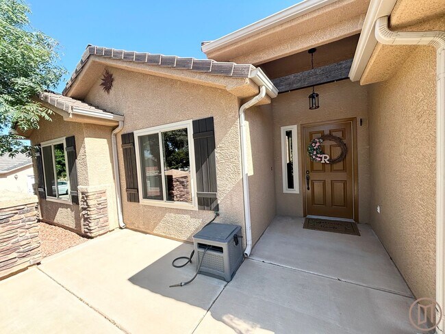 Building Photo - Beautiful home in La Verkin with all the v...