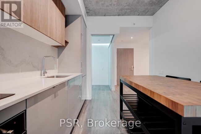 Building Photo - 161 Roehampton Ave