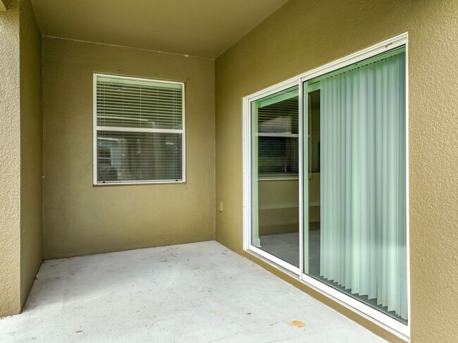 Foto del edificio - 6 BEDROOM 3 BATHROOM TWO STORY HOME ON IND...