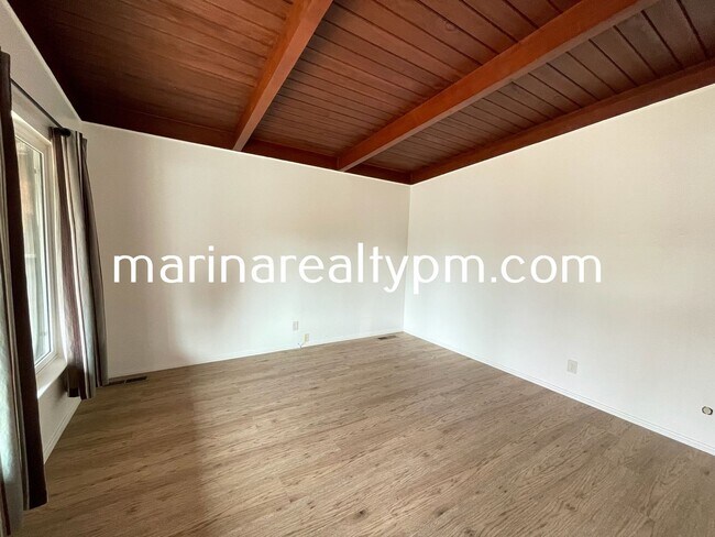 Foto del edificio - Two Bedroom One Bath Off-Street Parking Sh...