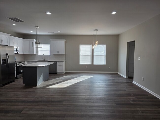 Building Photo - Welcome to your Gem Home!