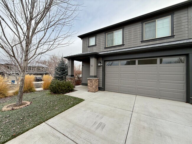 Building Photo - SCHEDULE A TOUR TO VIEW THIS STUNNING PALISCH TOWNHOME LOCATED IN SW REDMOND!!