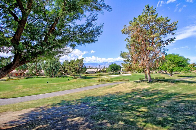 Foto del edificio - 78241 Rainbow Dr