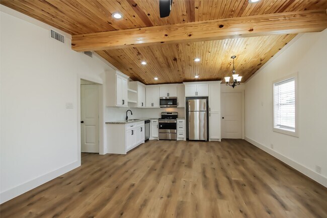 Foto del edificio - 16606 W Crosby St