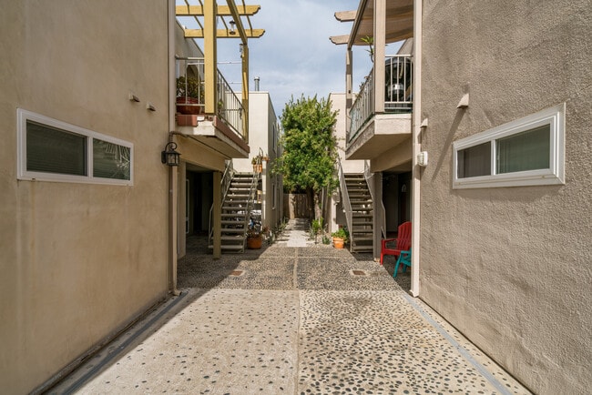 Building Photo - 2252 Via Aprilia