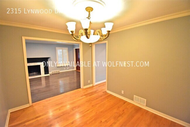Building Photo - Stunning 4 Bedroom Country Club Home! No D...