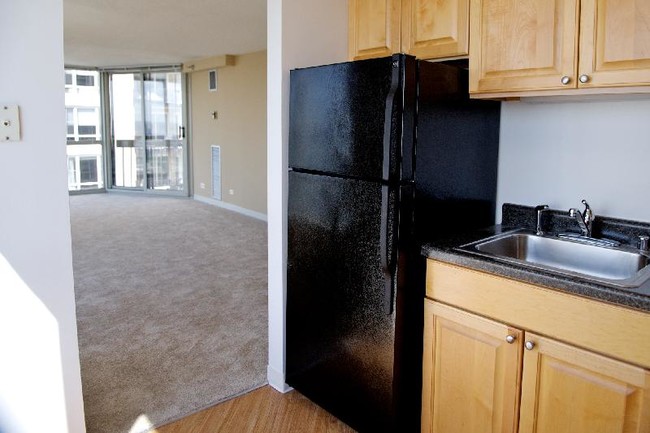 Building Photo - 9 E Delaware Pl