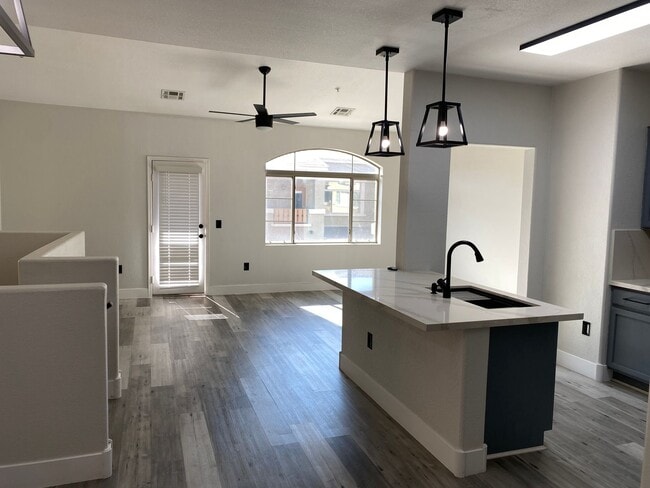 Building Photo - Fully Remodeled Downtown Gilbert Condo