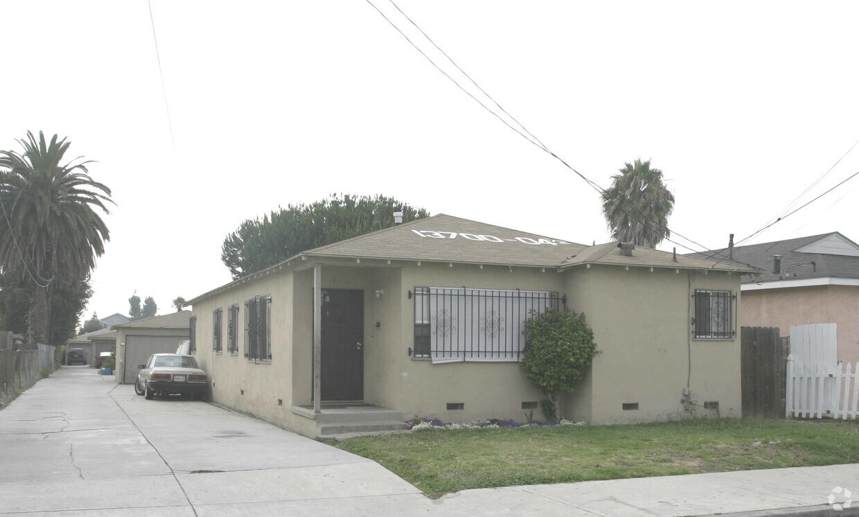 Primary Photo - 13700-13704 Cerise Ave