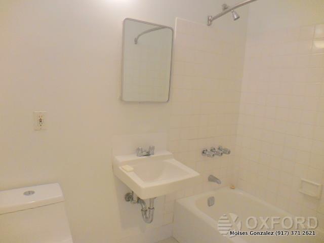 Foto del edificio - 239 E 2nd St