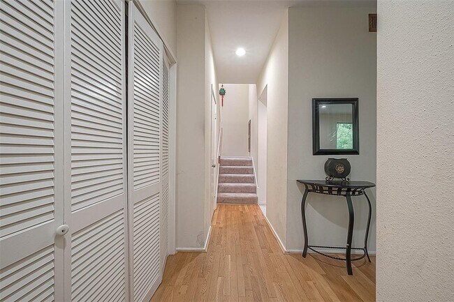Building Photo - 260 Litchfield Ln