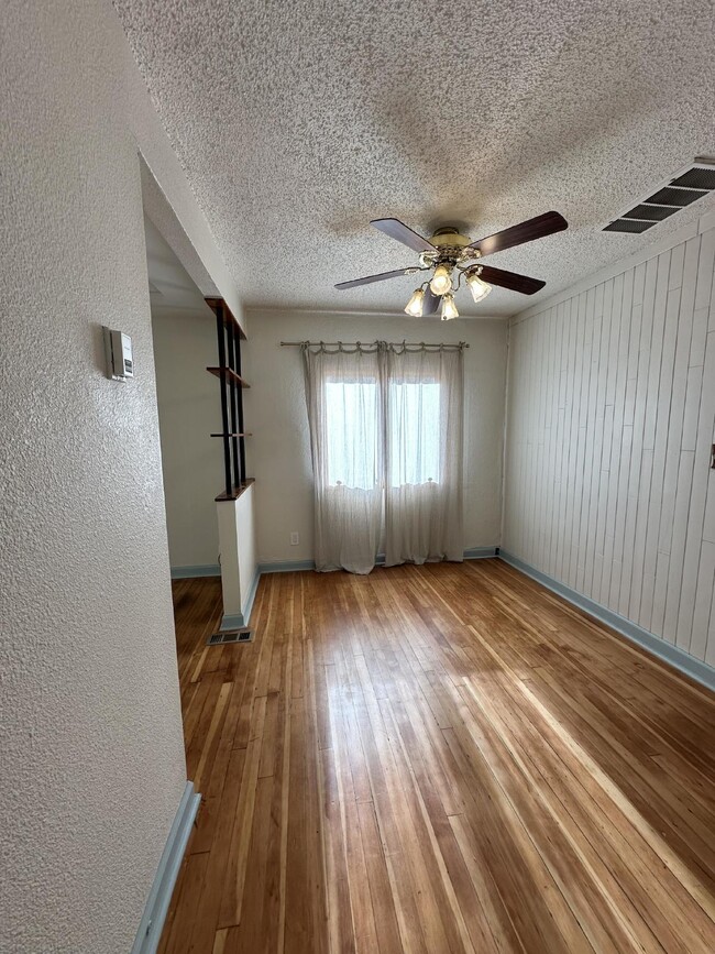 Building Photo - Cute 1BR 1BA Bungalow w/ Large, Fenced Bac...