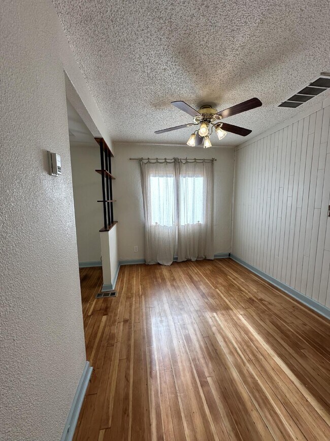 Building Photo - Cute 1BR 1BA Bungalow w/ Large, Fenced Backyard and AC