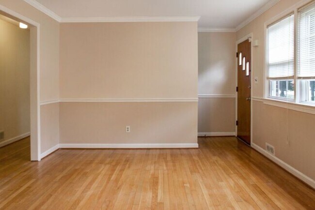 Building Photo - Charming Mid-Century Cape Cod SFH w/4 Bedr...