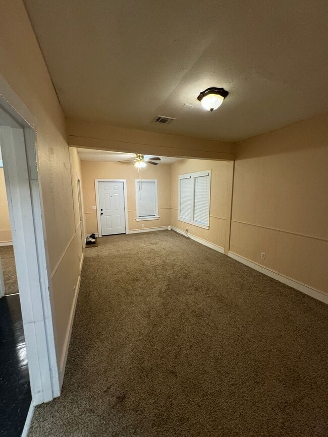 Building Photo - Cute and private....