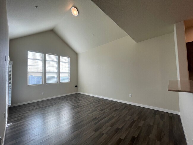 Building Photo - Beaverton 1Bed 1Bth Condo in Bethany! Vaul...