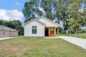 Building Photo - 960 Roland St