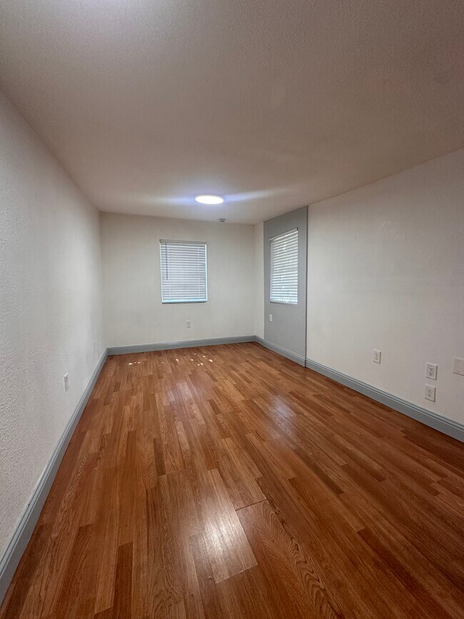 Foto del edificio - 633 Springs Rd