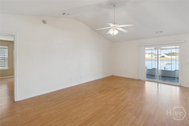 Foto del edificio - 72 Lake Shore Blvd