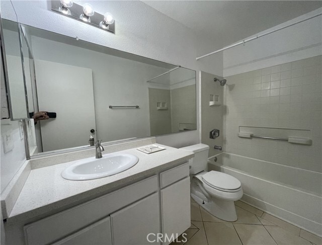 Building Photo - 8331 Vineyard Ave