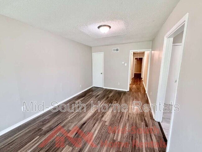 Foto del edificio - 4077 Forest View Dr