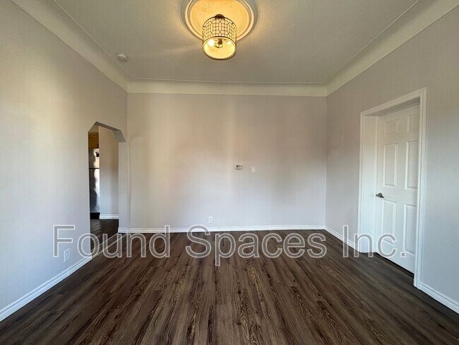 Building Photo - 460 King William St