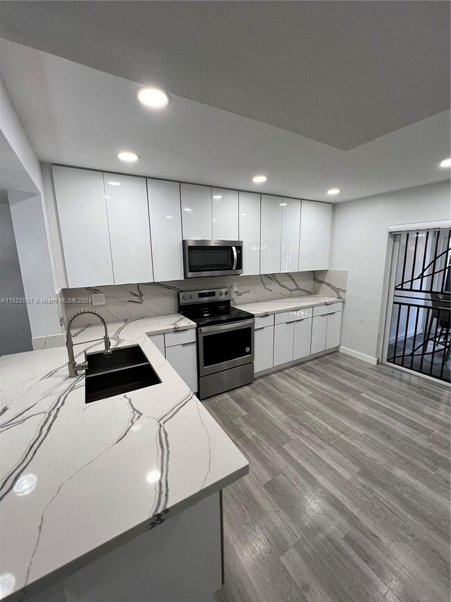 Foto del edificio - 2693 W 52nd St