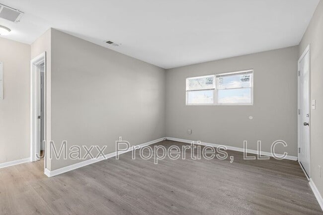 Building Photo - 7 Roper Dr