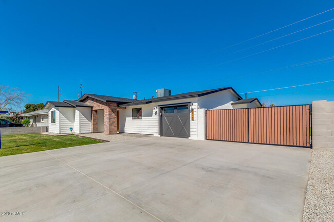 Building Photo - 2402 W Mulberry Dr