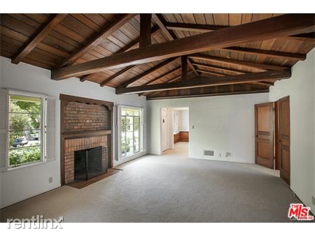 Building Photo - 868 Toyopa Dr