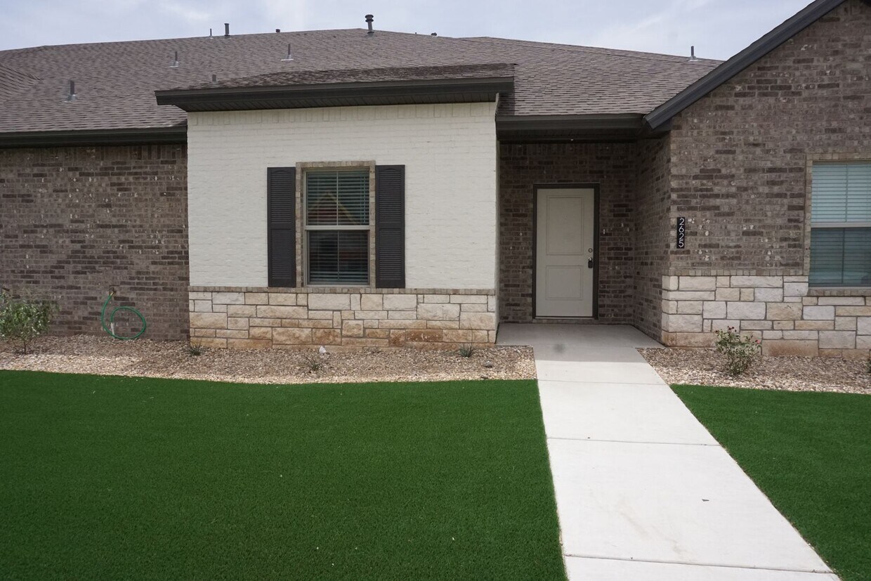 Foto principal - Beautiful newly built 2 bedroom 2 bath