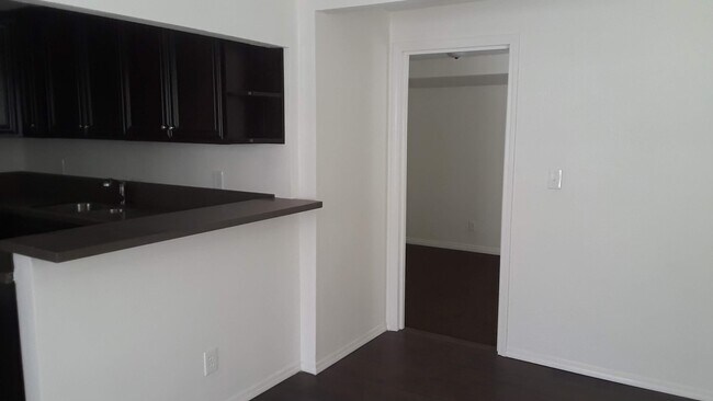 Foto del edificio - 664 S McBride Ave