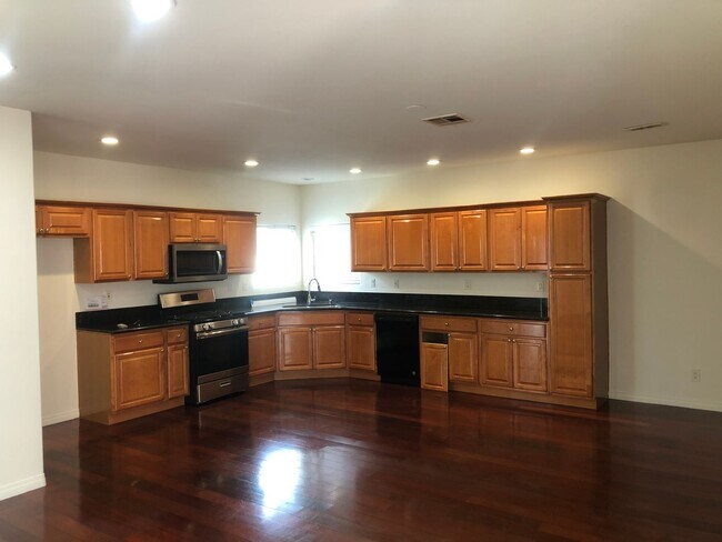 Foto del edificio - Beautiful Townhouse 4bd 3.75ba w/balconies...
