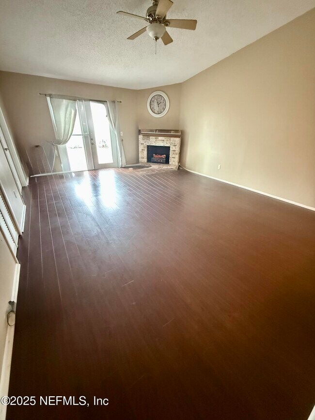 Foto del edificio - 636 Aquatic Dr